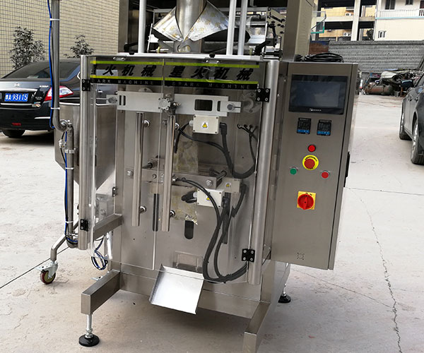 自动化酱料包装机械实拍图